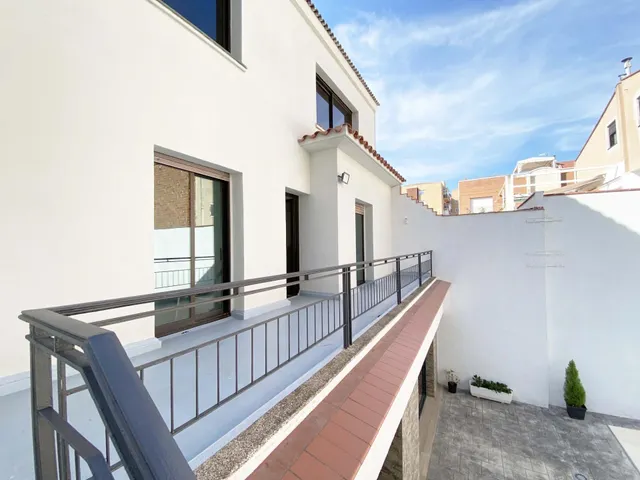 Chalet adosado en venta en Calle de Regàs — 50