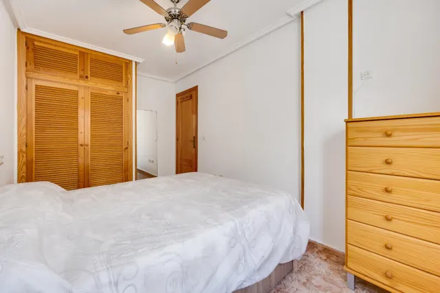 Apartamento de dos dormitorios a escasos 150 metros de la playa del cura, en torrevieja — 18