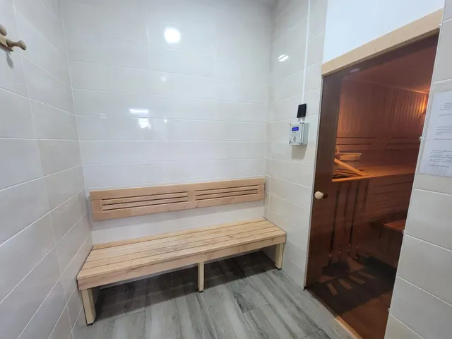 Moderno apartamento muy espacioso, en esquina, 3 dormitorios, 3 baños, parking, piscina, a 5 minutos a pie de la Playa del Cura — 44