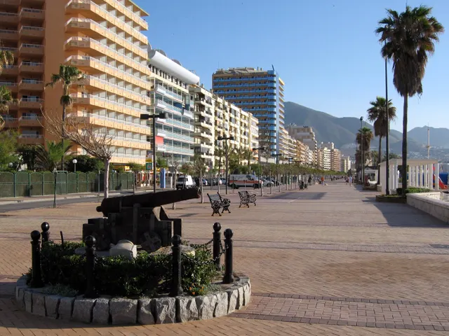 Fabuloso ático de lujo amueblado con piscina en zona del Puerto Deportivo de Fuengirola. Málaga — 15