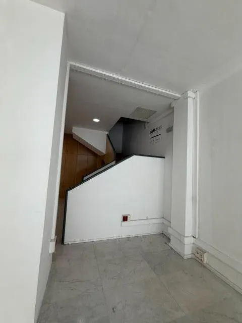 Amplio local comercial en alquiler con excelente visibilidad — 13