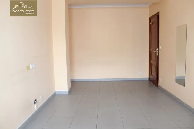 Oficina en el centro de Carballo por 350€ — 12
