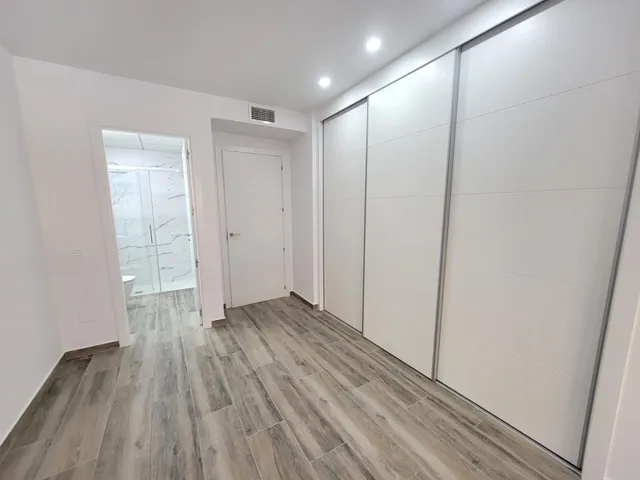 Moderno apartamento muy espacioso, en esquina, 3 dormitorios, 3 baños, parking, piscina, a 5 minutos a pie de la Playa del Cura — 20