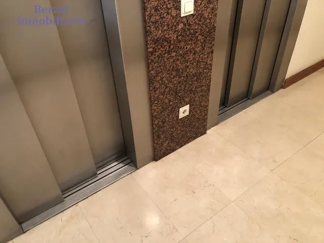 Oficina en el centro, edificio de oficinas, con trastero. MONTADA — 24