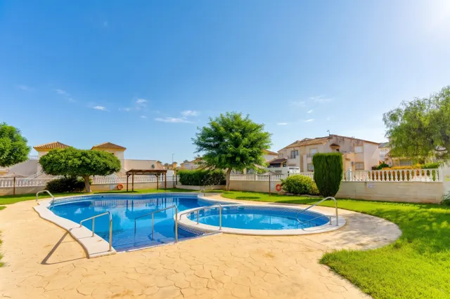 Casa en venta en Lo Crispín con 3 dormitorios, piscina, jardín y terraza cerca de Torrevieja y Guardamar — 26