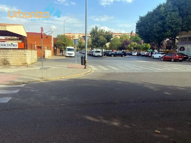 LOCAL BIEN ACONDICINADO  CON GRANDES ESCAPARATES DE ESQUINA — 13