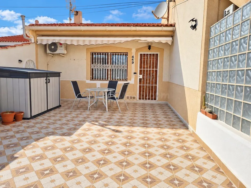 BUNGALOW EN PLANTA BAJA DE 2 DORMITORIOS Y AMPLIA TERRAZA - ZONA TORRETAS III, TORREVIEJA -