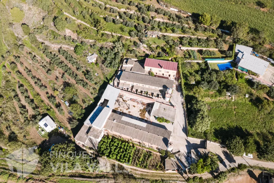Granja con posibilidad de 2 vivendas.y 1 Ha de terreno