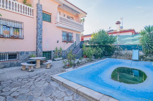 Chalet con piscina en el ventorrillo, cullar vega — 49