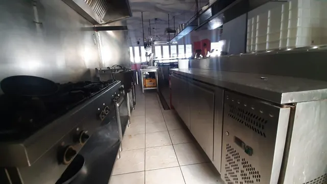 se vende restaurante, equipado a 50 de la playa. Terraza cerrada. — 10