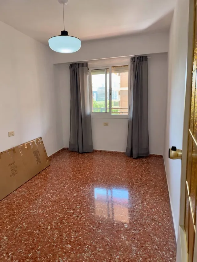 Piso reformado de 4 habitaciones y 2 baños en Malilla — 18