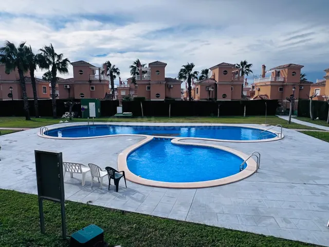 Chalet independiente con piscina en urbanización Lo Crispin,
