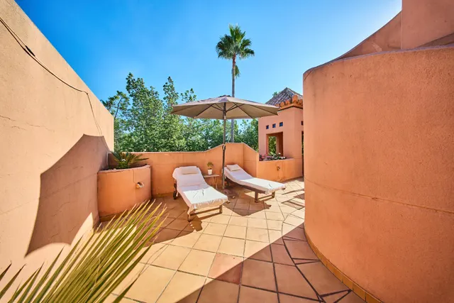 AMPLIA CASA DE 5 DORMITORIOS CON GARAJE, GRANDES TERRAZAS Y VISTAS AL CAMPO DE GOLF EN PLAYA GRANADA — 19