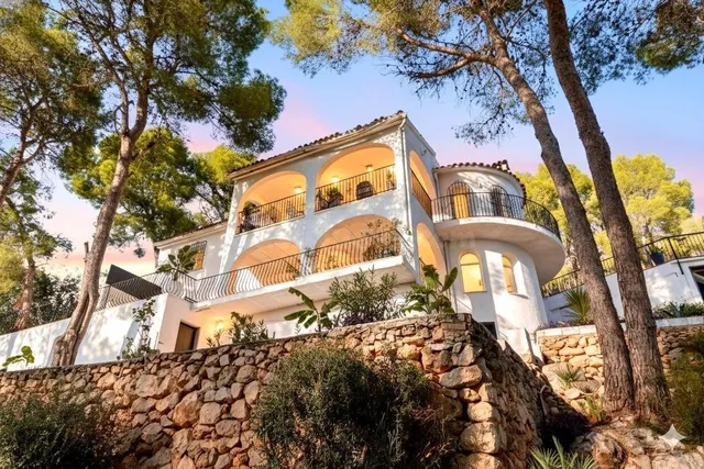 Villa de Ensueño entre Pinares con 3 Viviendas Independiente - foto 3