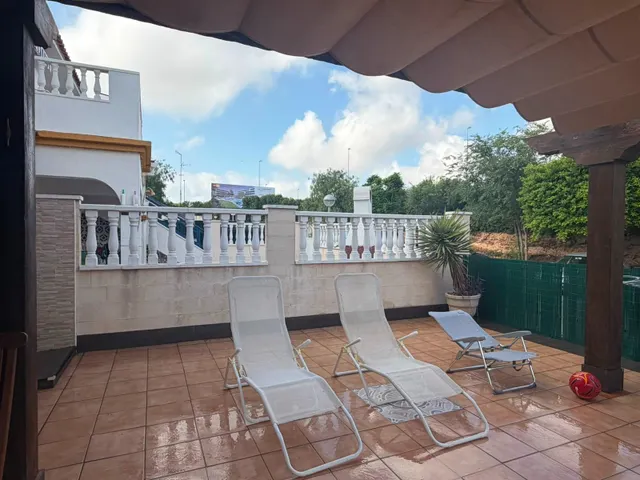 Elegante Dúplex Vacacional con Piscina y Terraza — 10