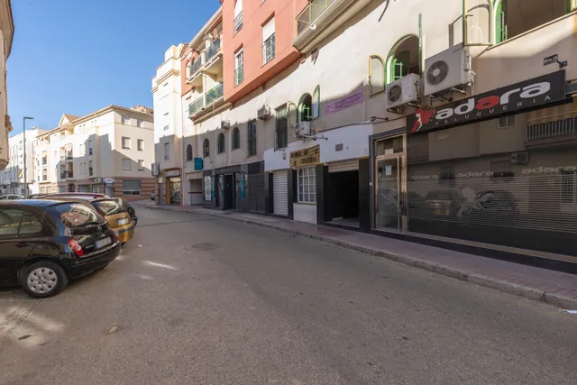 Local comercial 300m² en venta - Correos — 27