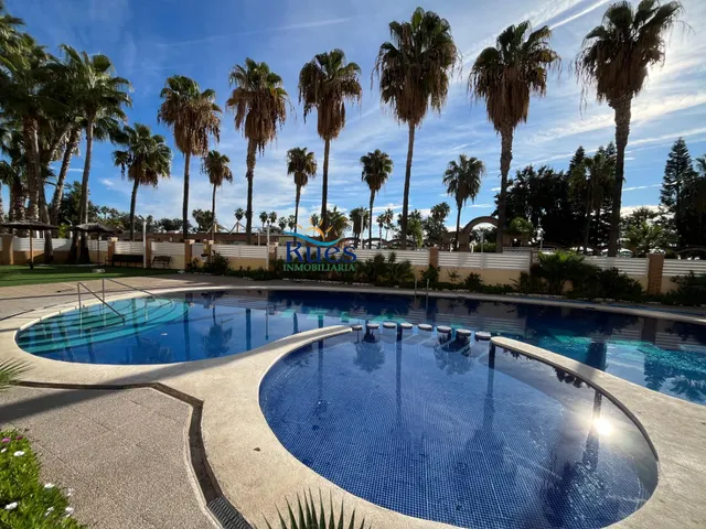 Piso reformado en primera línea del mar con terraza y piscina comunitaria — 37