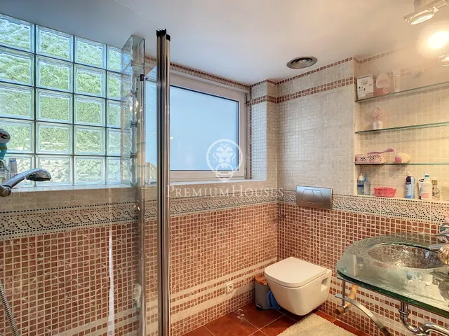 Preciosa casa de lujo en venta con vistas al mar y piscina en Calella — 23