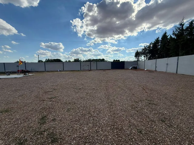 Parcela de 2.000 m2 en el km. 8 Carretera de Cáceres. Badajoz. — 2