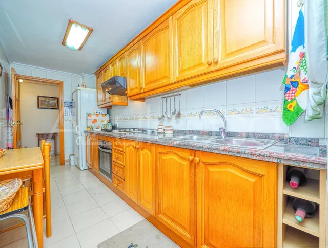 Piso en venta de 4 dormitorios y 2 baños completos con garaje Junto al Mercado Central de Alicante — 33