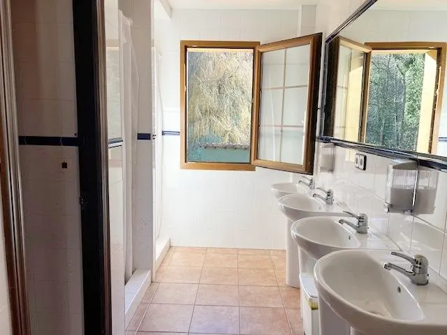 ALBERGUE — 24