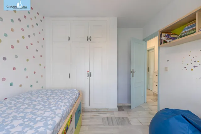 Casa independiente con piscina en La Zubia. — 26