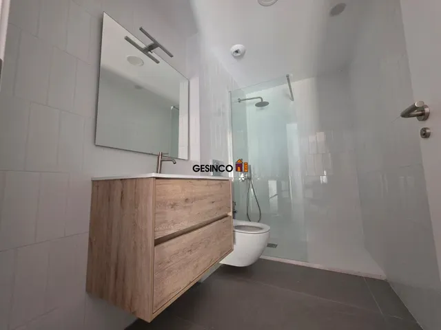 PISO EN QUINTA PLANTA SIN AMUEBLAR MUY CÉNTRICO — 9