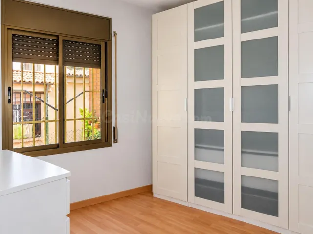 Piso luminoso de 3 habitaciones en Singuerlín, Santa Coloma de Gramenet — 4