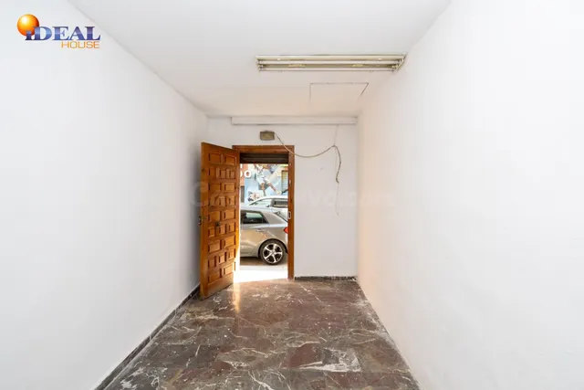 Local comercial junto a calle Alhamar. Ideal para oficina, despacho o almacén. Muy económico — 2