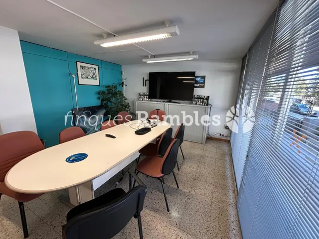 LOCAL COMERCIAL A L'AVINGUDA BARCELONA — 9