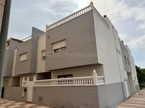 Chalet pareado tipo tríplex de 266 m2 con 4 dormitorios, terrazas, garaje y bodega en Aguadulce Sur