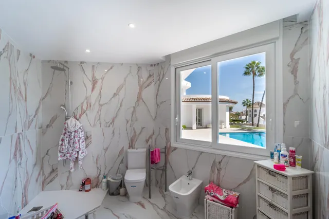 LUMINOSO CHALET EN ESTEPONA — 24