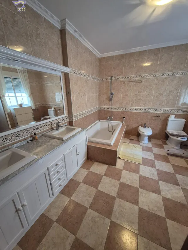 SE VENDE CASA EN ZONA CENTRO — 28