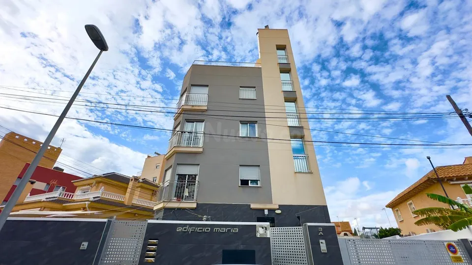 GRAN EDIFICIO DE 335 m2 DE PARCELA EN TORREVIEJA