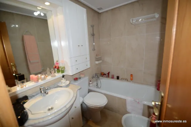¡¡ GRAN OPORTUNIDAD. VIVIENDA CÉNTRICA EN ORIHUELA !! Piso de 102 m2. construidos, distribuidos en 3 habitaciones, 2 baños. Zona Centro de Orihuela. — 16
