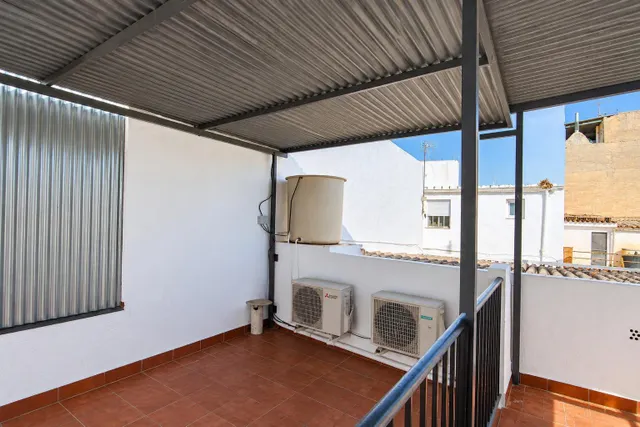 En venta casa pareada de 4 habitaciones, con patio y terraza, barriada las flores — 28