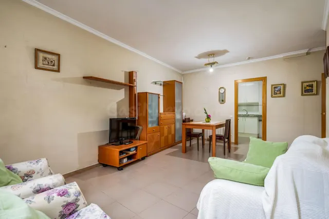 Piso 77m2., 3 Dormitorios, 2 Baños. Exterior con Patio y Asc - foto 3