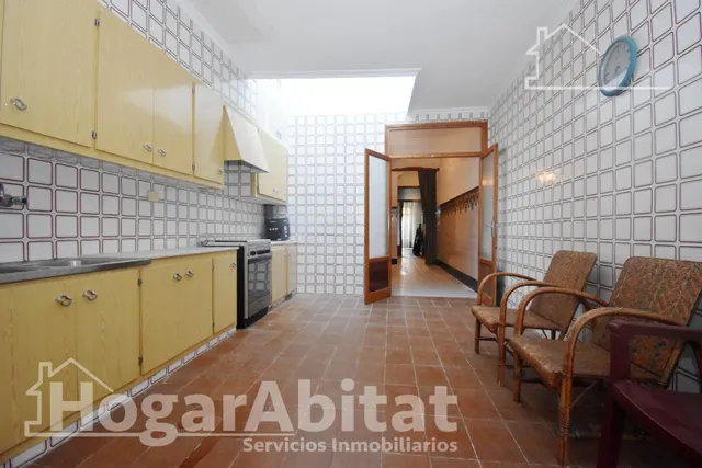 ¡Hazla a tu gusto! Gran casa para reformar con terraza y balcón, cerca del ayuntamiento — 10