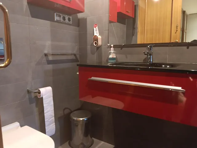 Espectacular adosado con buhardilla , apartamento independiente con baño y sin cocina, garaje doble y piscina en zona residencial premium — 23