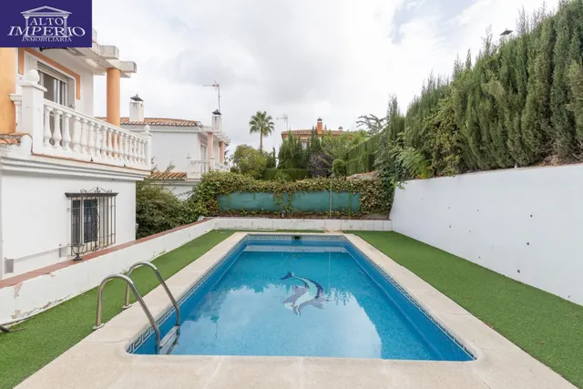 Casa independiente con piscina en La Zubia. — 38