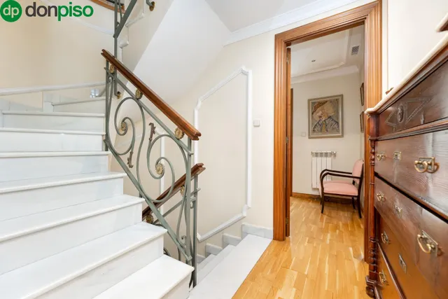 CHALET ADOSADO EN URBANIZACIÓN ADORATRICES — 34