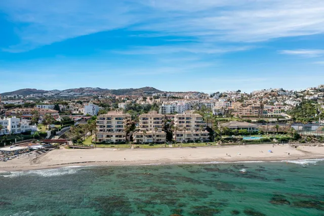 "Exclusivo apartamento completamente frontal al mar, situado - foto 4