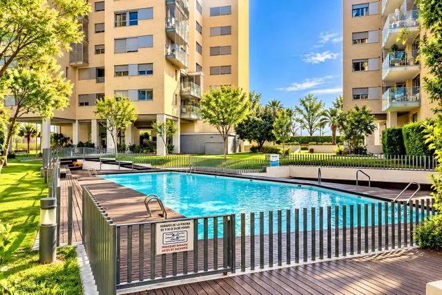 Piso de 4 habitaciones con terraza, piscina y vistas despejadas en Valencia — 14