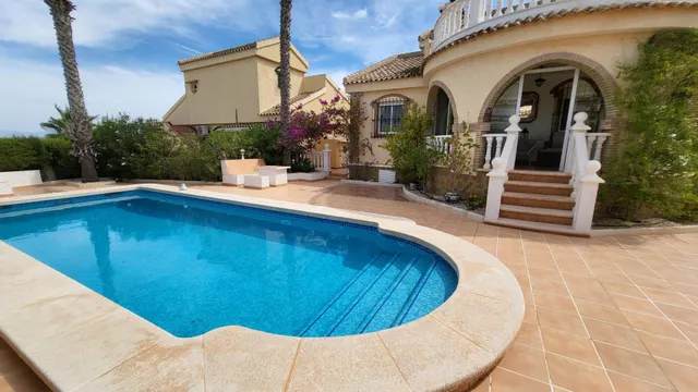 Chalet esquina de 3 Dormitorios y 3 Baños en parcela grande arreglada de 600m2 con piscina y garaje privado — 26