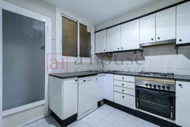 PISO ALTO Y LUMINOSO PARA REFORMAR CON DOBLE ORIENTACIÓN EN LA NOVA ESQUERRA DE L'EIXAMPLE — 12
