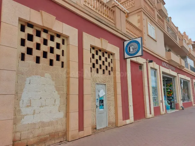 LOCALES COMERCIALES EN ALQUILER EN RESIDENCIAL PORTOFINO EN ALMERIMAR — 4