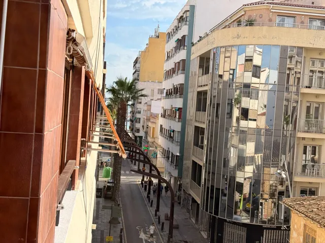 Piso reformado de 3 dormitorios y 2 baños a 200 metros del mar en el centro de Torrevieja — 35