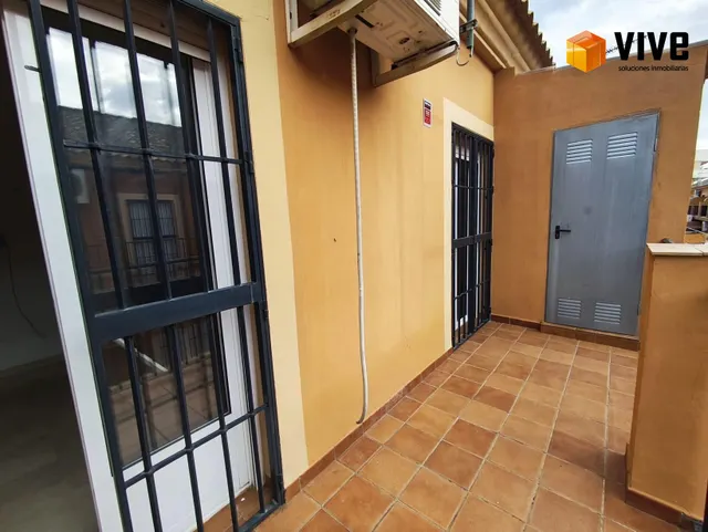 Casa adosada de dos plantas en La Rinconada: espacio, luz y comodidad para tu familia — 16