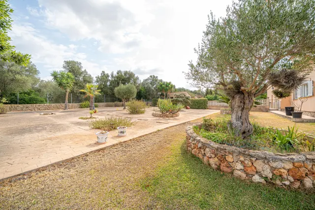 Chalet urbano con piscina y jardín en Sa Cabaneta — 41