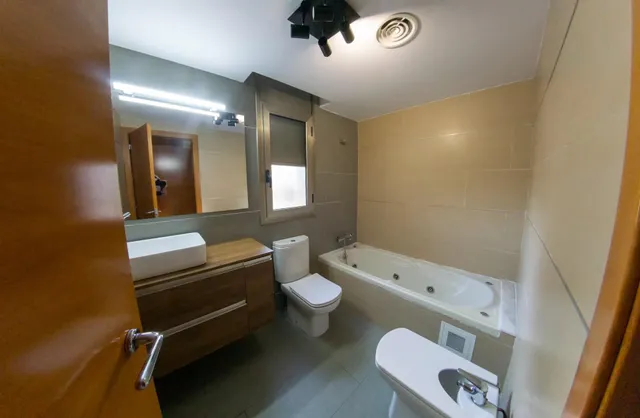CASA ESQUINERA DE 5 habitaciones EN BARENYS — 12